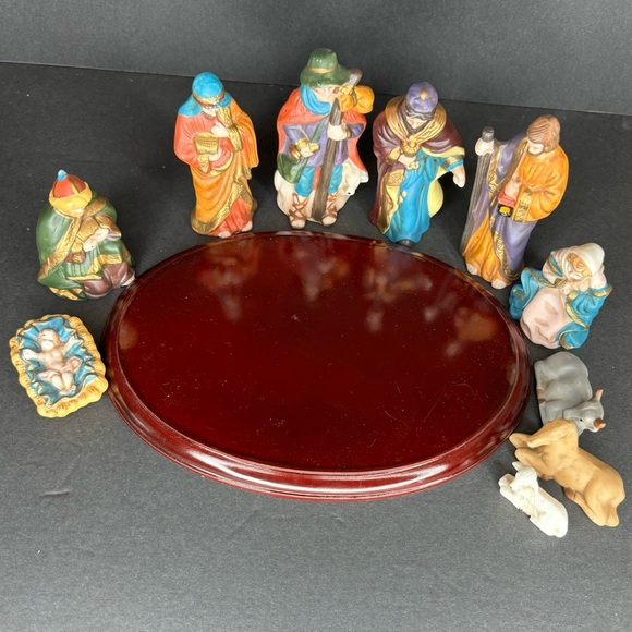 Scott's Porcelain 11 piece Nativity Christmas set with wood base. - Picture 6 of 16
